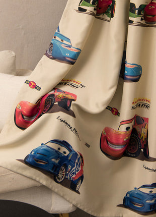 Kindervorhang mit Autos-Motiv