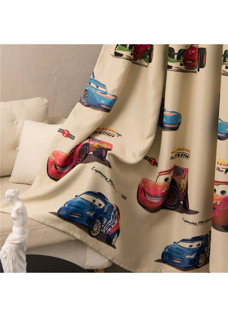 Kindervorhang mit Autos-Motiv