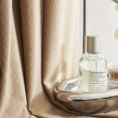 Dicker beigefarbener Vorhang