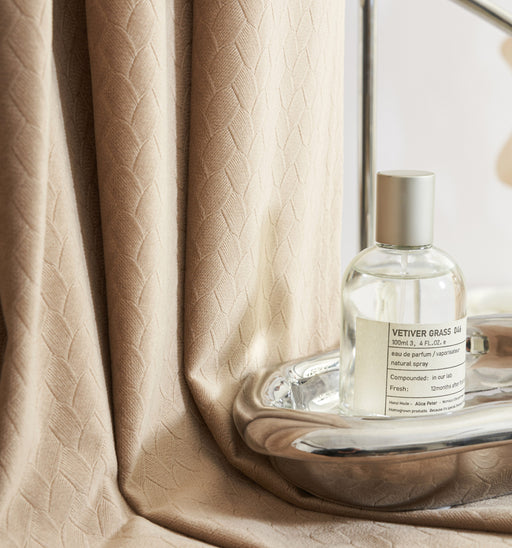 Dicker beigefarbener Vorhang