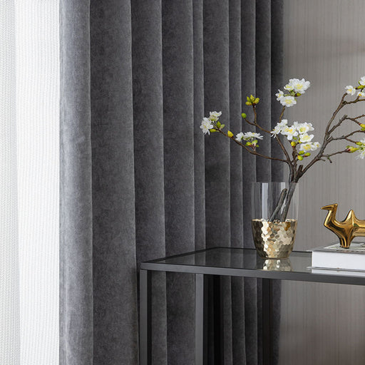 Grauer Chenille-Vorhang
