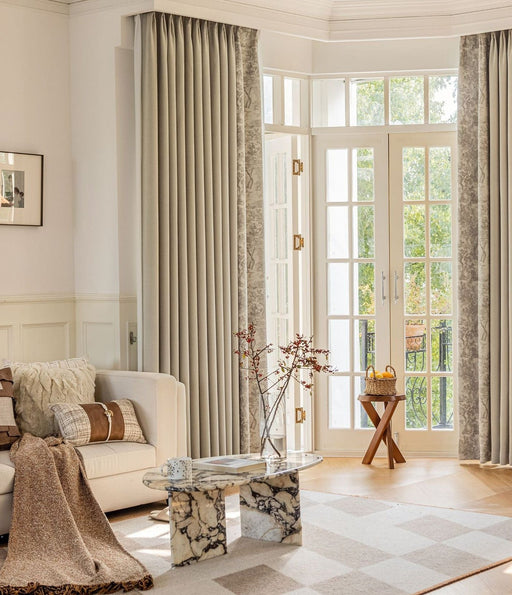 Eleganter grauer Vorhang fürs Wohnzimmer