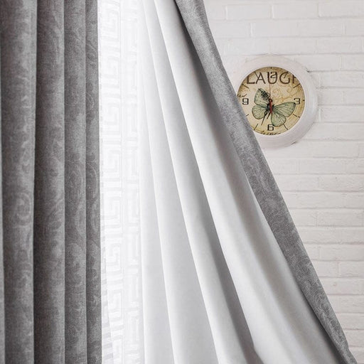 Grauer gemusterter Vorhang