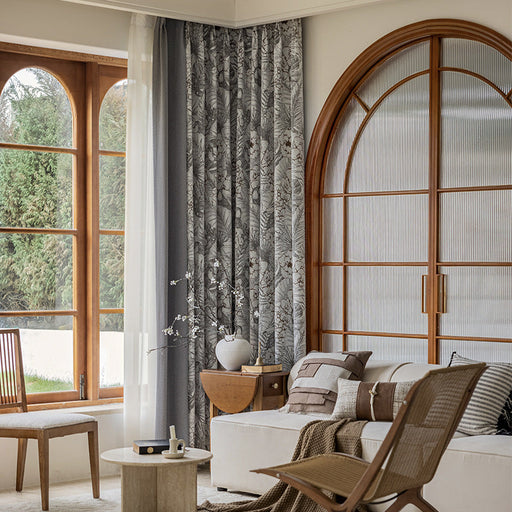 Grauer und weißer geblümter Vorhang