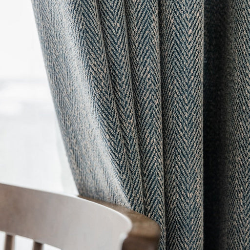 Grauer und türkisfarbener Vorhang