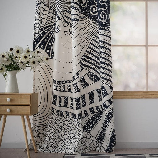 Blauer gemusterter Vorhang