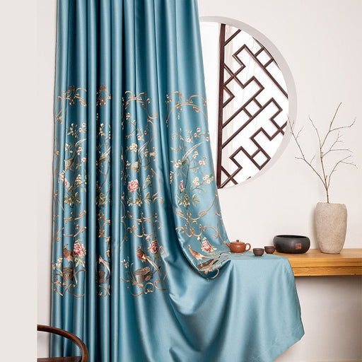 Vorhang mit Blumenmuster