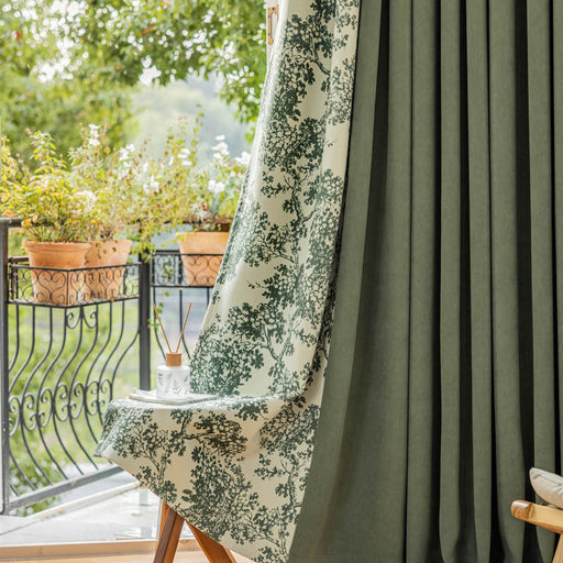 Grüner gemusterter Vorhang