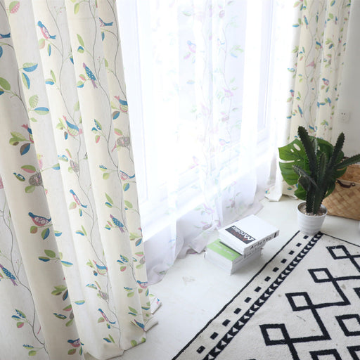 Weißer Verdunkelungsvorhang mit Muster