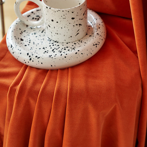 Orangefarbener Samtvorhang