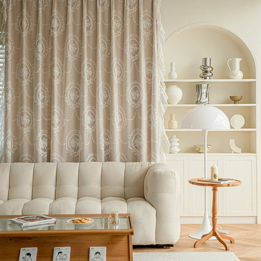 Beigefarbener, transparenter Vorhang