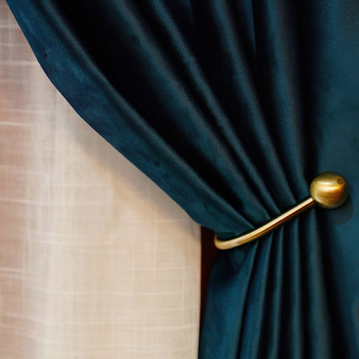 Mitternachtsblauer Samtvorhang