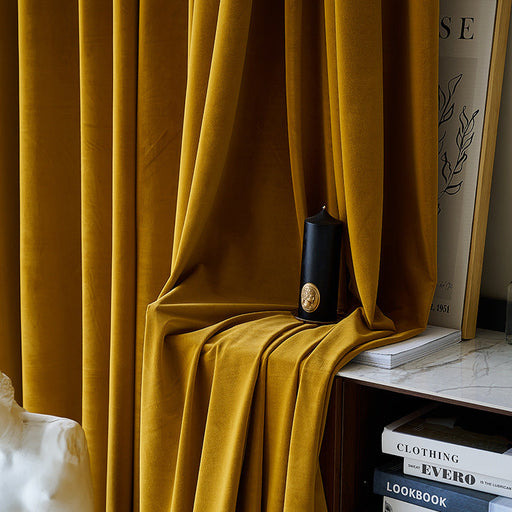 Senfgelber Samtvorhang