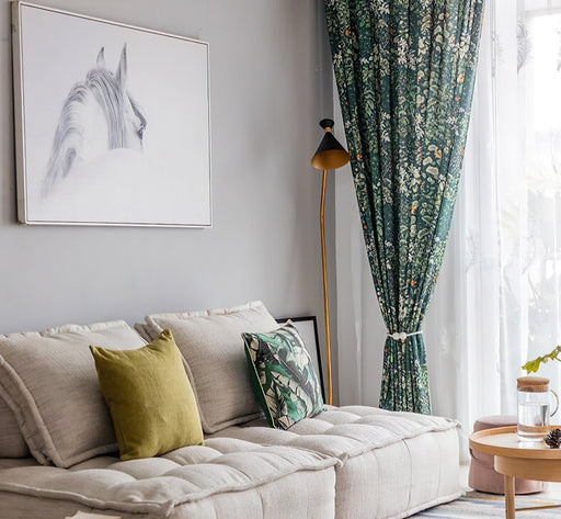 Grüner gemusterter Vorhang