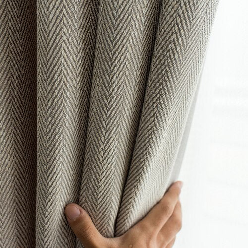 Grauer Leinenvorhang