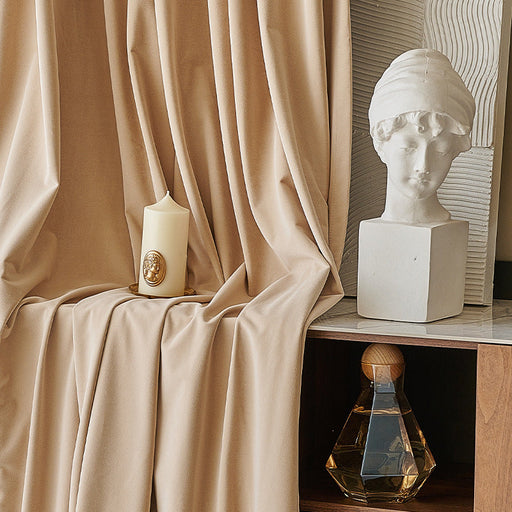 Beigefarbener Samtvorhang