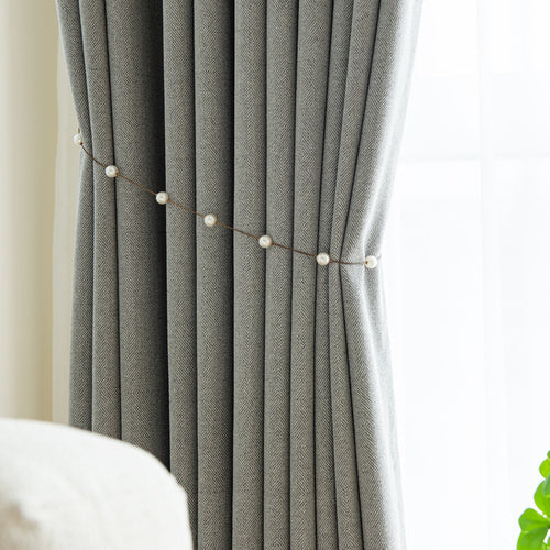 Grauer Leinenvorhang