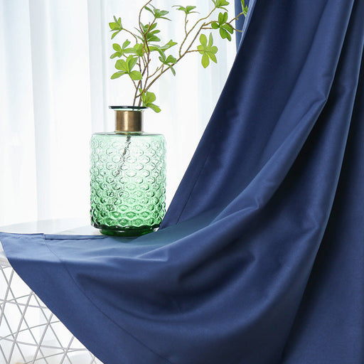 Marineblaue Vorhänge