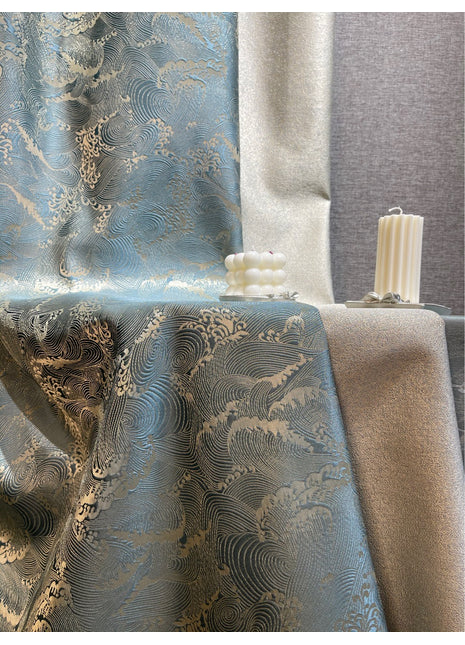 Blauer Vorhang mit Wellenmuster