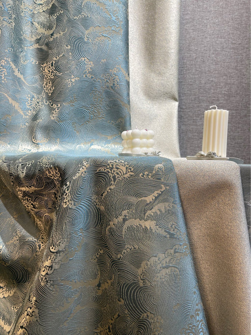 Blauer Vorhang mit Wellenmuster