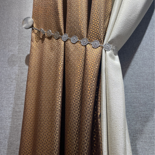 Brauner und goldener Vorhang