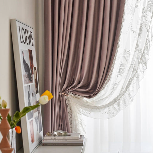 Wohnzimmer mit rosa Vorhang