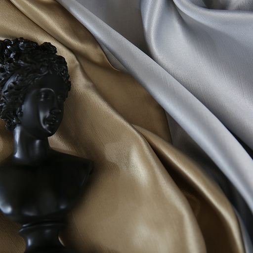 Grauer und goldener Vorhang